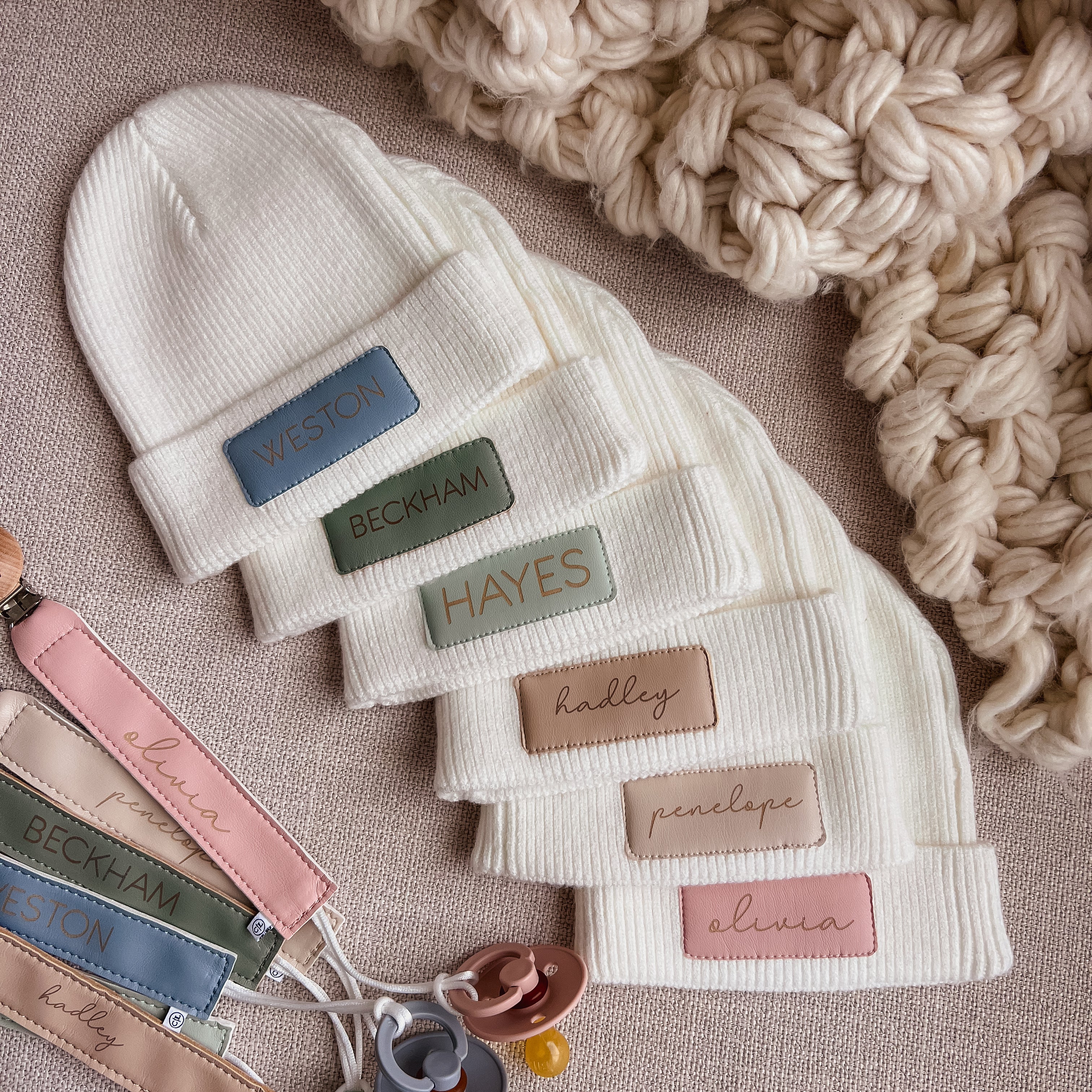 Personalisierte Lederpatch-Mütze – Der perfekte letzte Schliff für Babys Outfits!