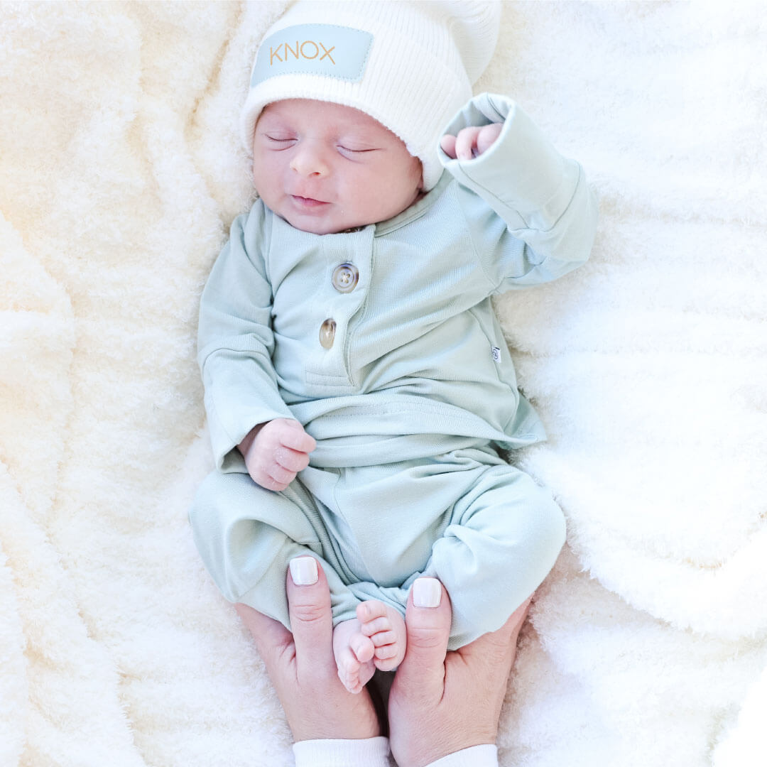 Personalisierte Lederpatch-Mütze – Der perfekte letzte Schliff für Babys Outfits!