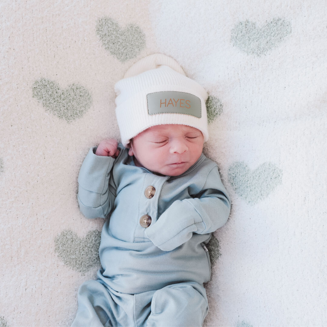 Personalisierte Lederpatch-Mütze – Der perfekte letzte Schliff für Babys Outfits!