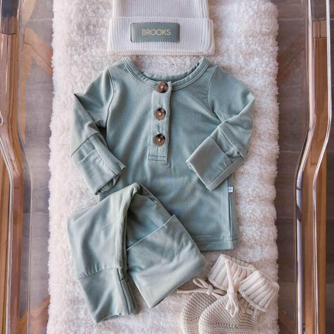 Personalisierte Lederpatch-Mütze – Der perfekte letzte Schliff für Babys Outfits!