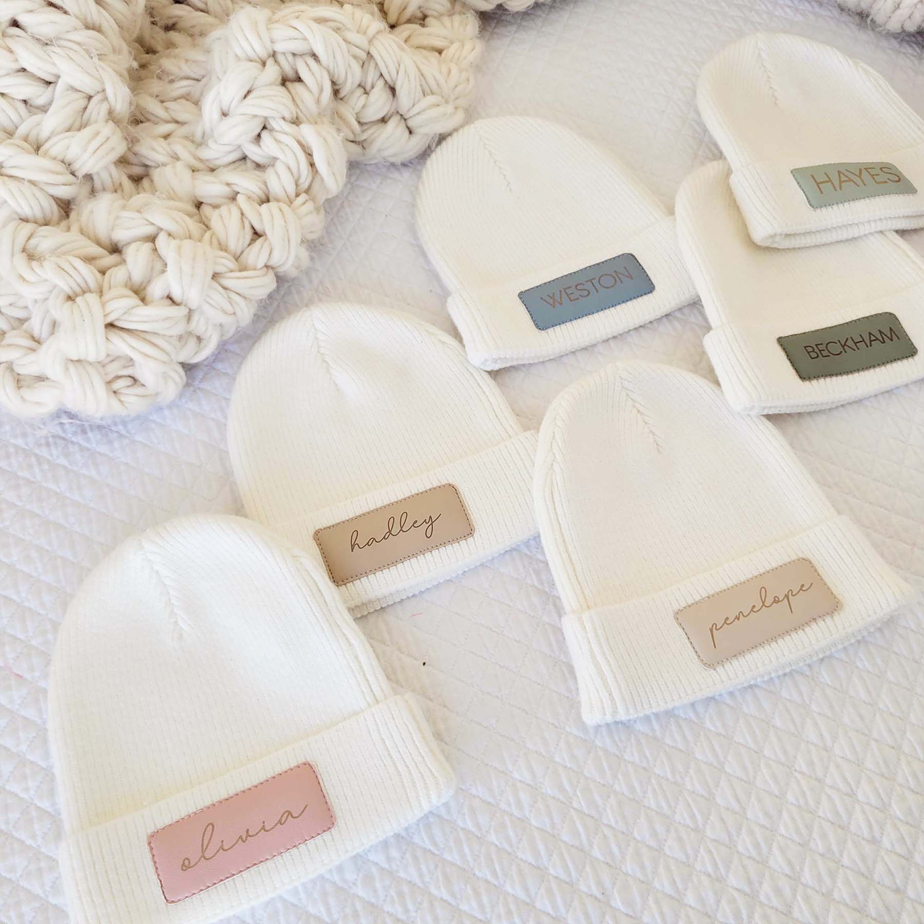 Personalisierte Lederpatch-Mütze – Der perfekte letzte Schliff für Babys Outfits!